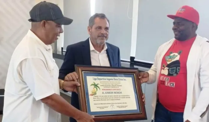 Comisionado Junior Noboa reconocido por Liga Deportiva Ingenio Boca Chica