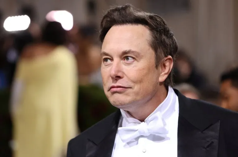 Exejecutivos denuncian a Musk por pago indemnizaciones