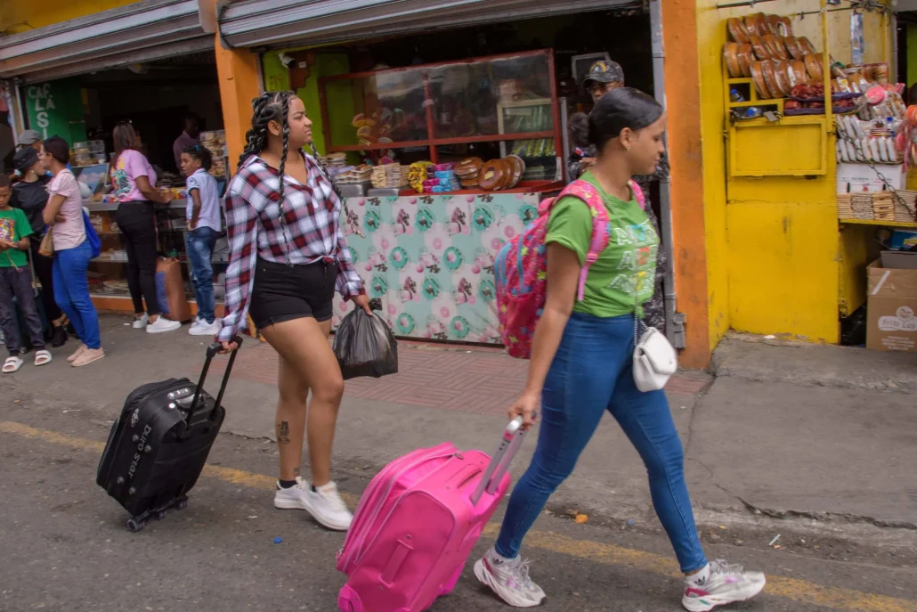 Dominicanos se preparan para viajar al interior en Semana Santa