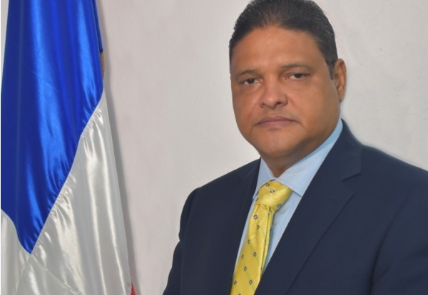 Rechaza apoyo político y llama empleados a «trabajar por RD»