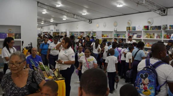 Feria del Libro 2025 concluye con 715 mil visitantes y ventas por 71 millones de pesos, según Milcul