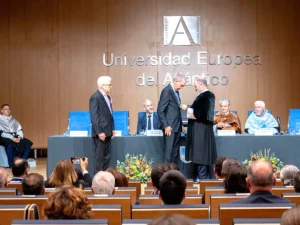 El doctor Franklin García Fermín recibe Medalla al Mérito de la Universidad Europea del Atlántico, en España