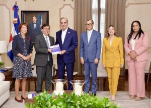 Abinader recibe documento de política pública elaboró CEPAL