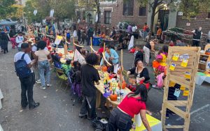NYC DOT ANUNCIA PLANES PARA EL TRICK-OR-STREETS 2025 Y CORTA LA CINTA INAUGURAL EN LA NUEVA PLAZA DE LONG ISLAND CITY